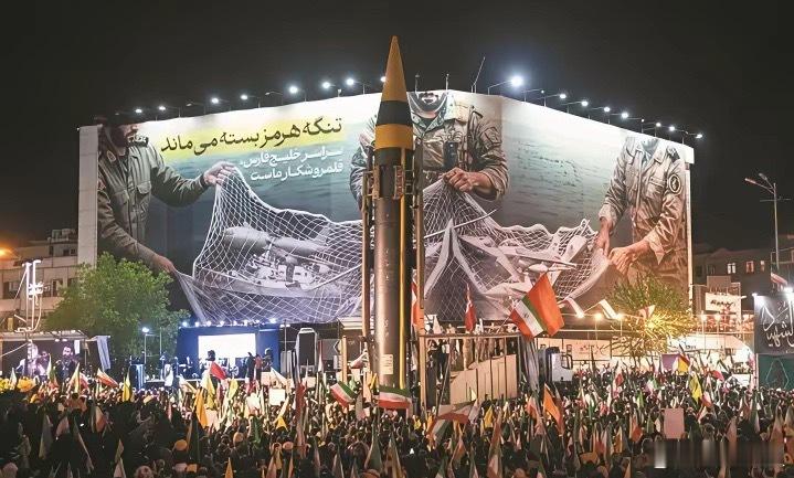 美国人这回是真懵了。4月21号晚上，伊朗革命卫队直接把弹道导弹拉到了德黑兰大街上