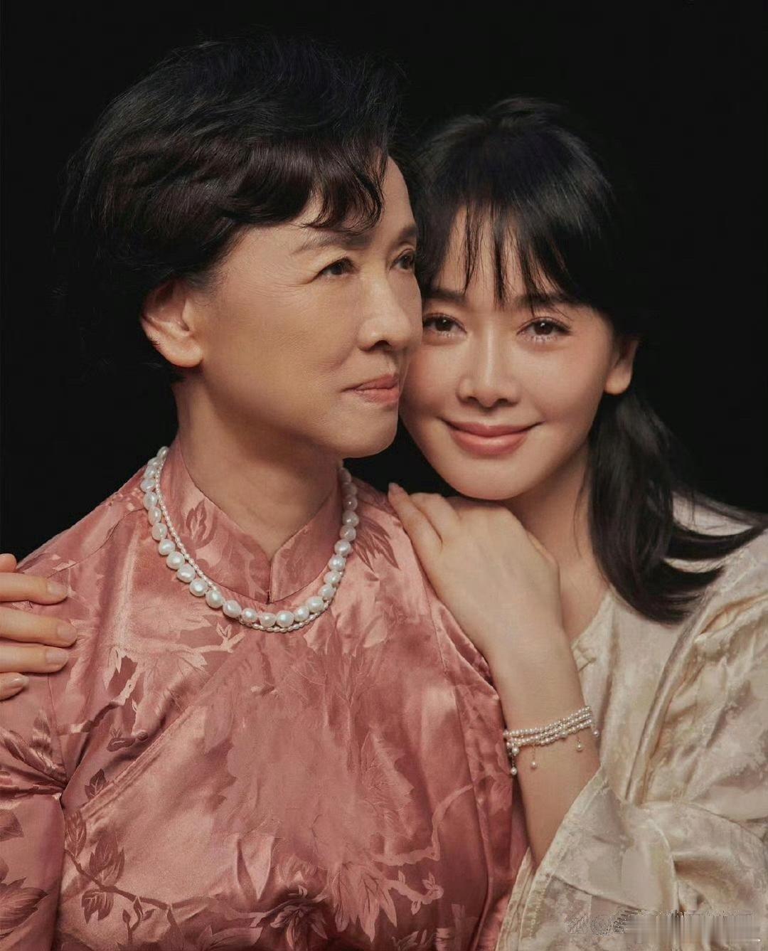 左小青和妈妈长得真像，美貌遗传得真好，就像看到了未来的自己 