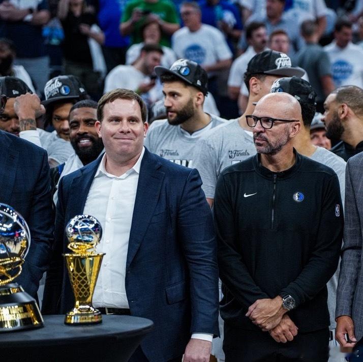 独行侠队一直在寻找从老鹰队获得鹈鹕队2026年首轮选秀权的方法。 