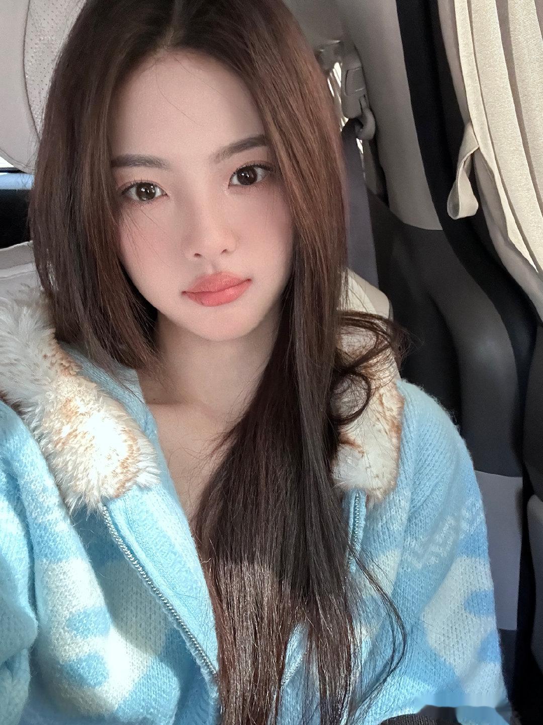 #杨超越自己化的妆#  #杨超越棒球帽# 杨超越自己化的妆，谁能不爱 ​​​