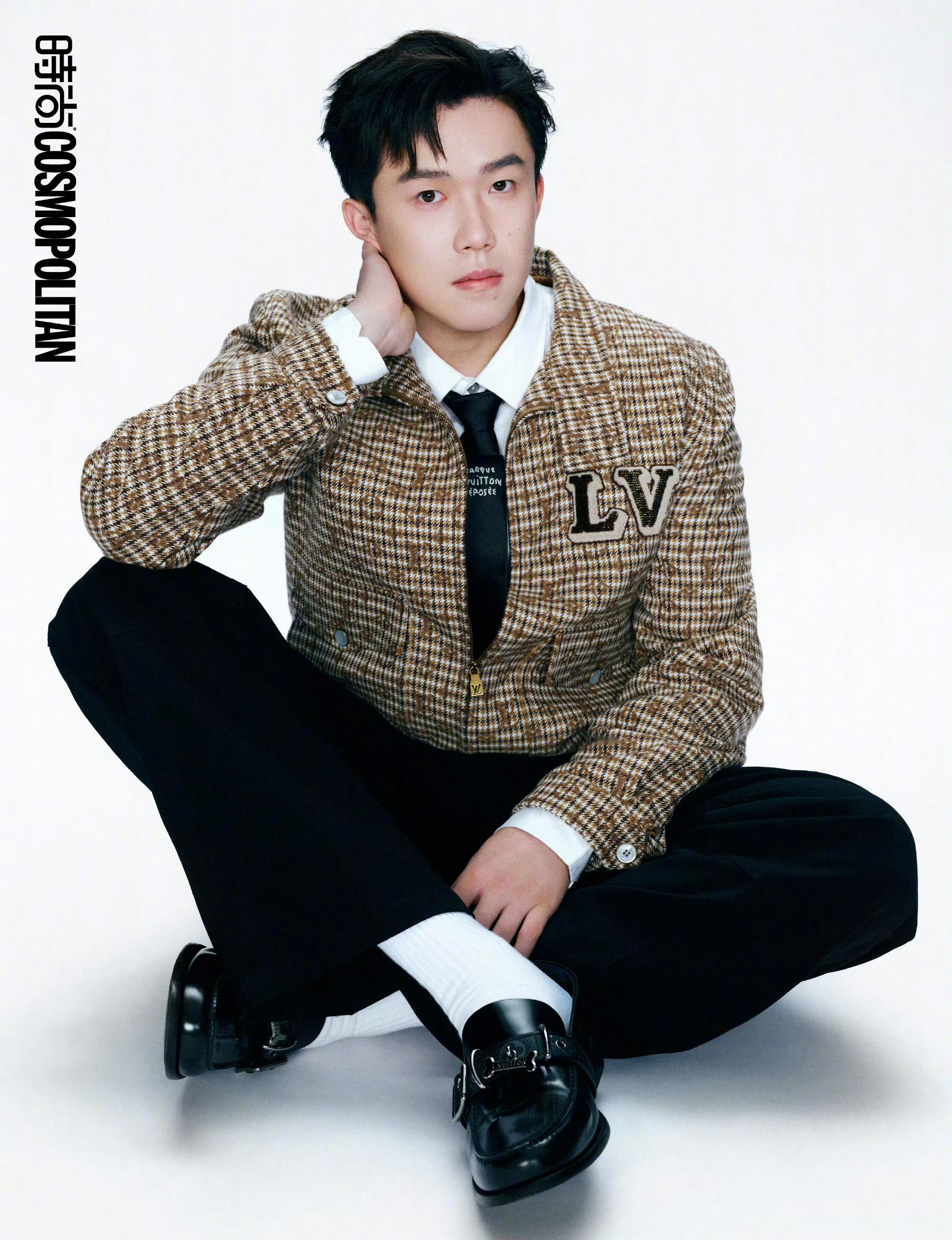 #王楚钦时尚COSMO11月刊大片#  王楚钦登上《COSMO》十一月刊封面，以