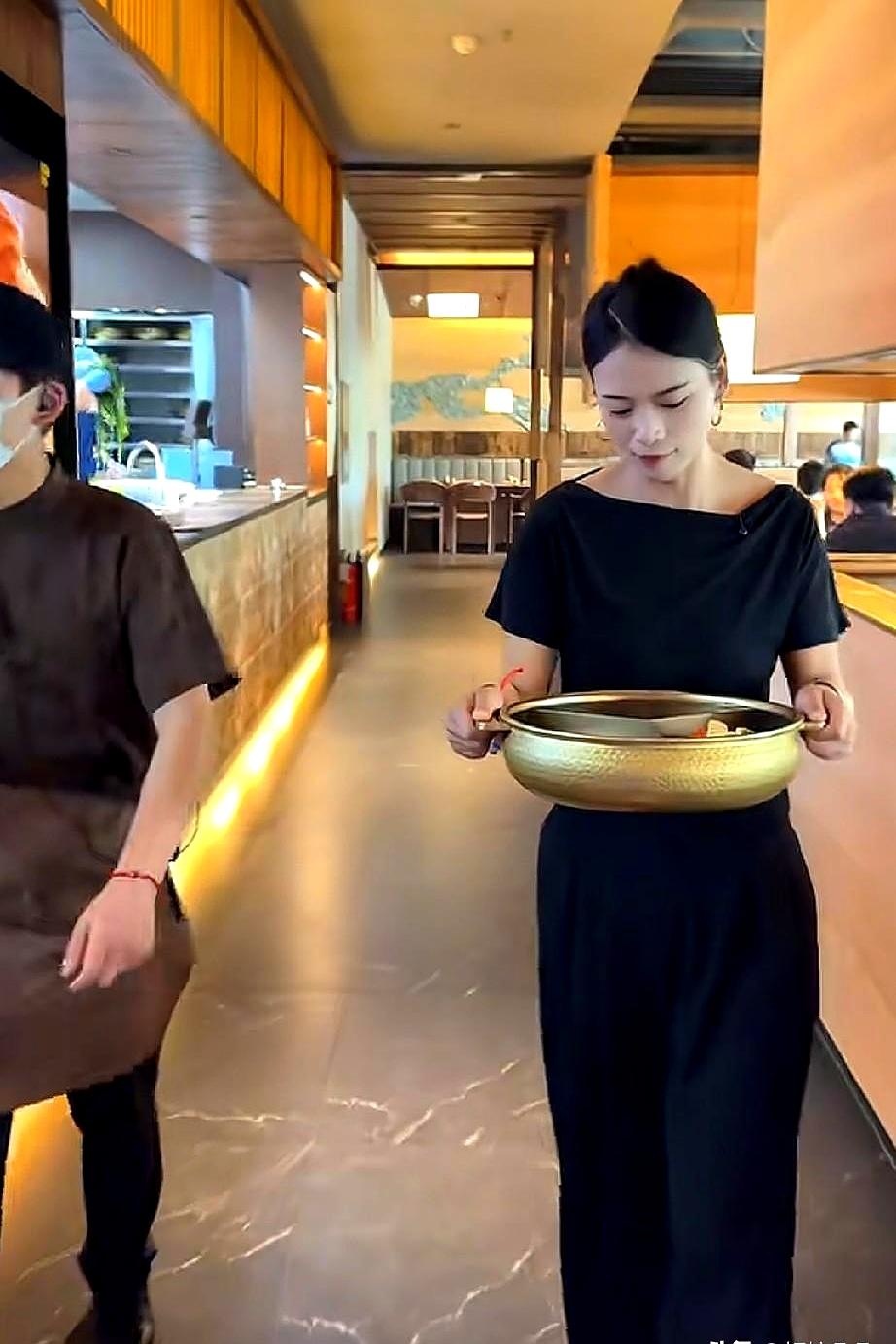 端盘时没戴口罩，还俯身对着锅说话，镜头切得很近，火锅的雾一涌，弹幕就炸了。
世豪