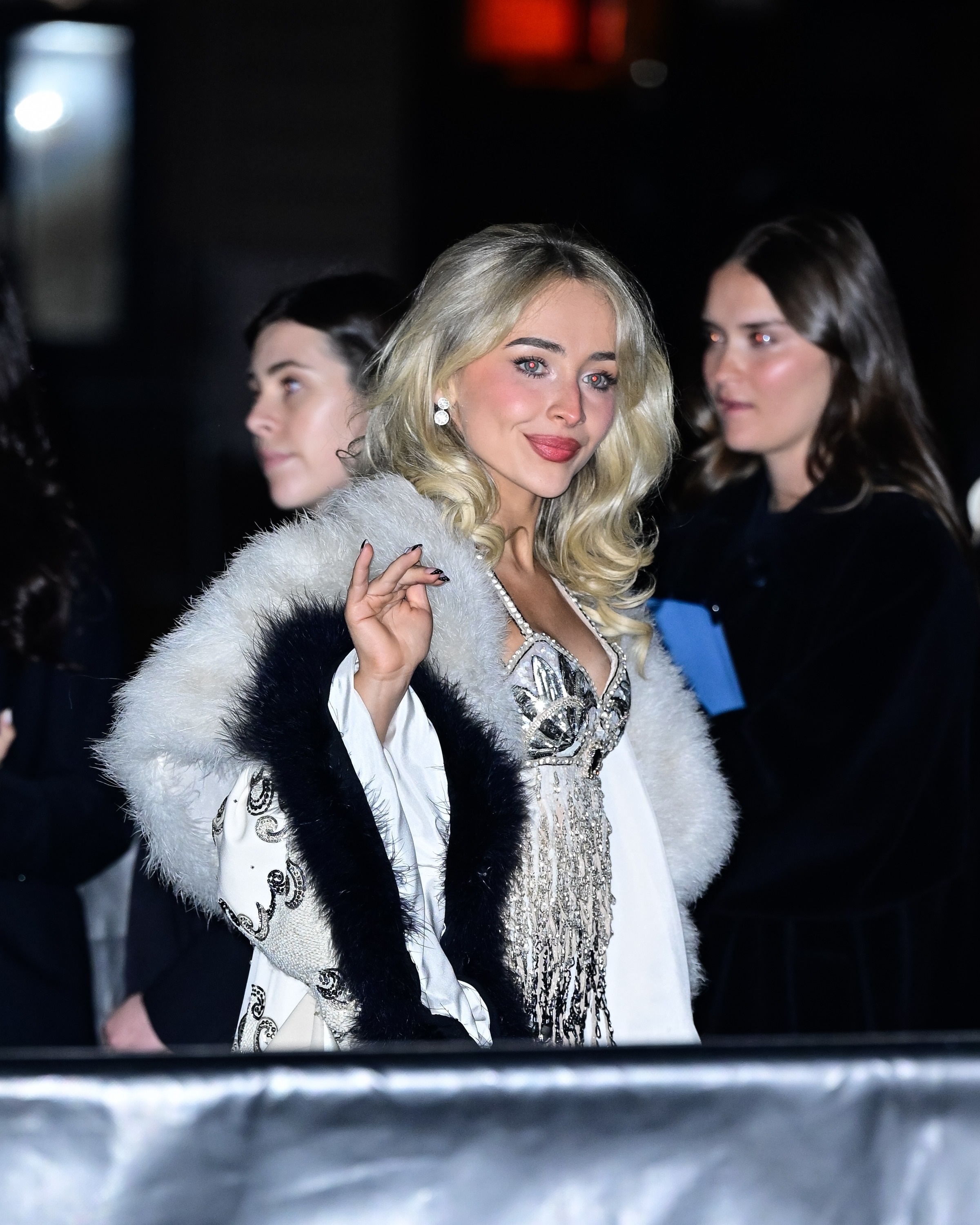 Sabrina Carpenter 华丽毛绒镶钻白天鹅造型抵达Met Gala 