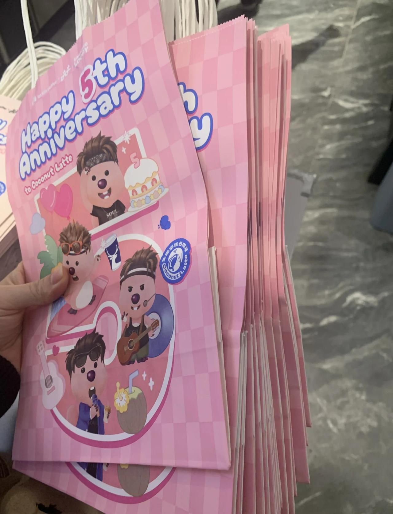 店长说：喆袋子很loopy…
陶喆还原loopy表情包
陶喆的粉丝懵了
loop