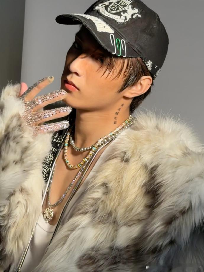 刘耀文黑皮刘耀文穿的是黄子韬的衣服吧 拽帅少年感太绝！贴钻手套配侧颈纹身，气场全