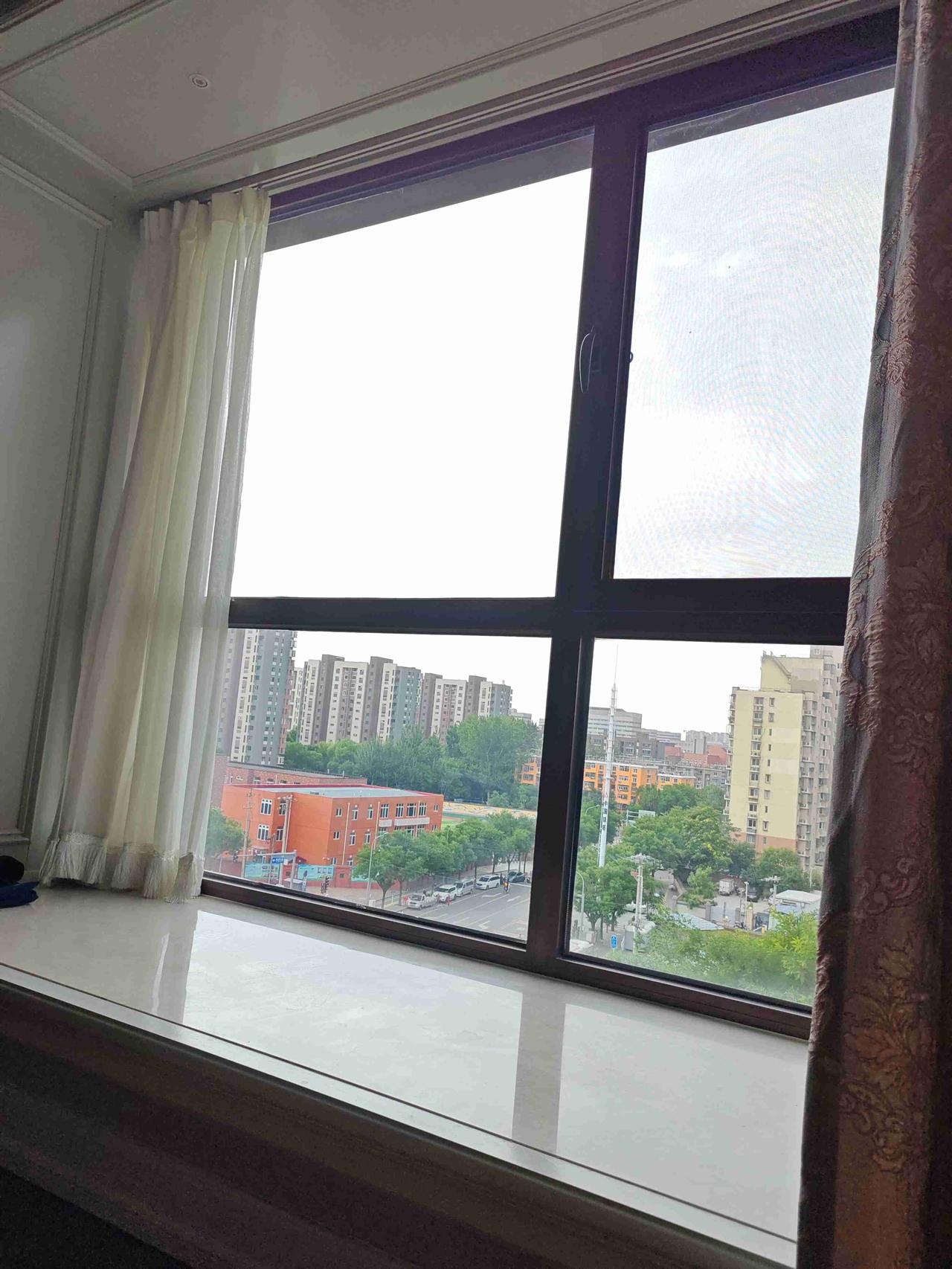 带定位晒今日生活 今天状态超棒，自信酷炫到飞起！窗外阳光灿烂，是个大晴天。小学校