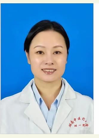 若不是身边人勇敢站出来，
这位管理者恐怕早已平稳落地，
一身问题被悄悄掩盖。
 