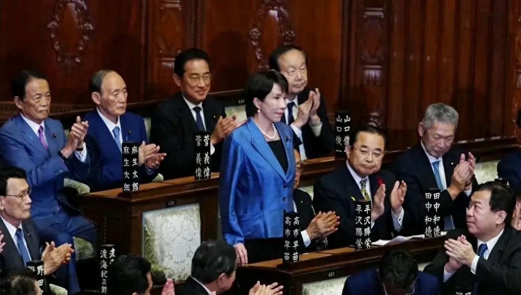 果不其然！高市早苗还是慌了。11月7日她才把“台海有事=日本存亡危机”说出口，4