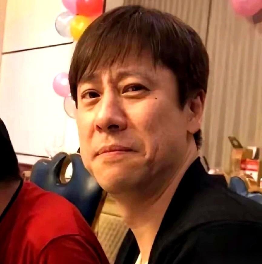 蚌埠，一栋普通的居民楼。甚至算不上高档小区。
邻居买菜偶尔会碰见一个男人，穿着寻