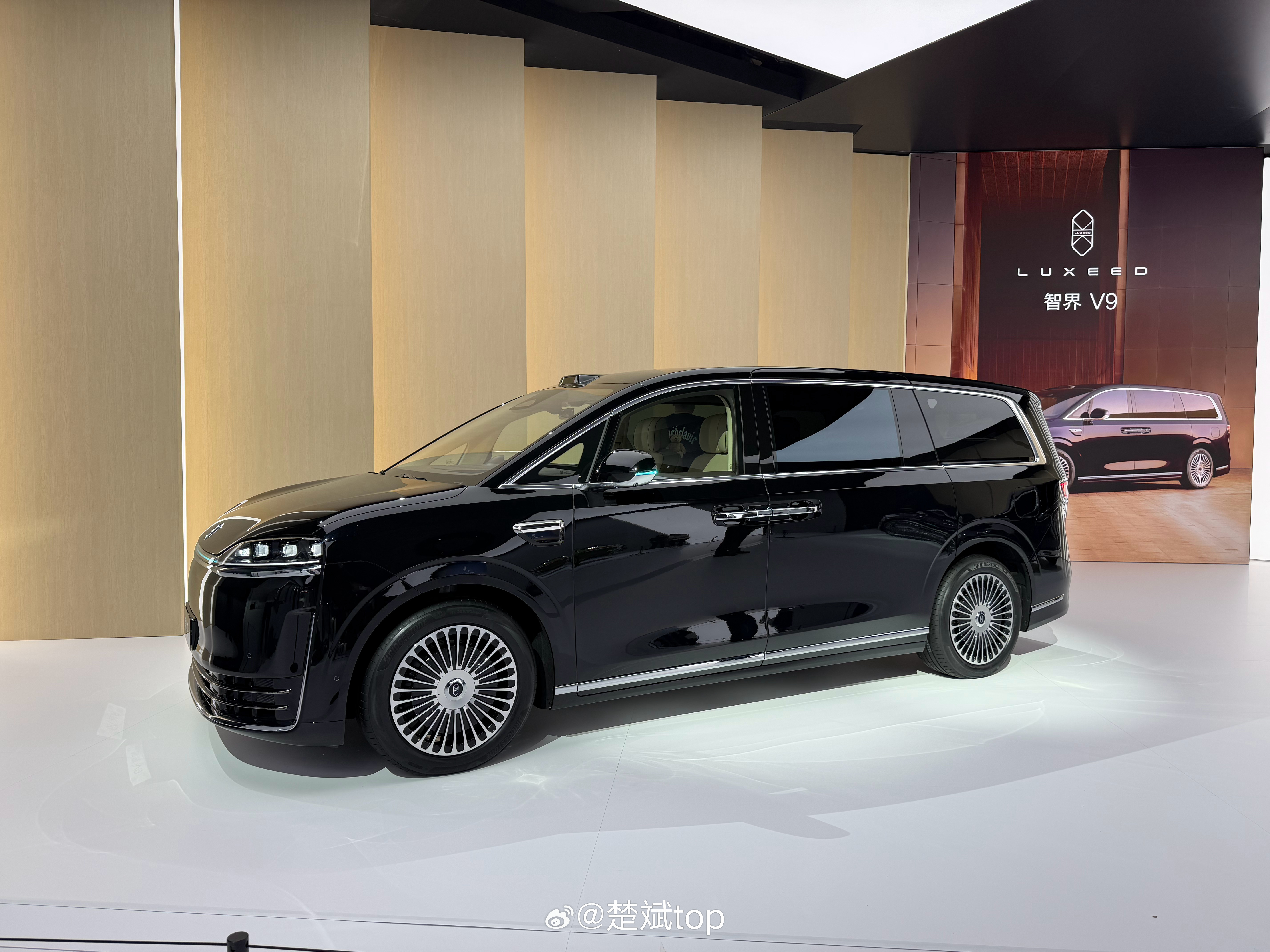 华为发布会后的看车环节，我只看到一大堆人头，这也太火爆了好在咱上午有专场，我是不