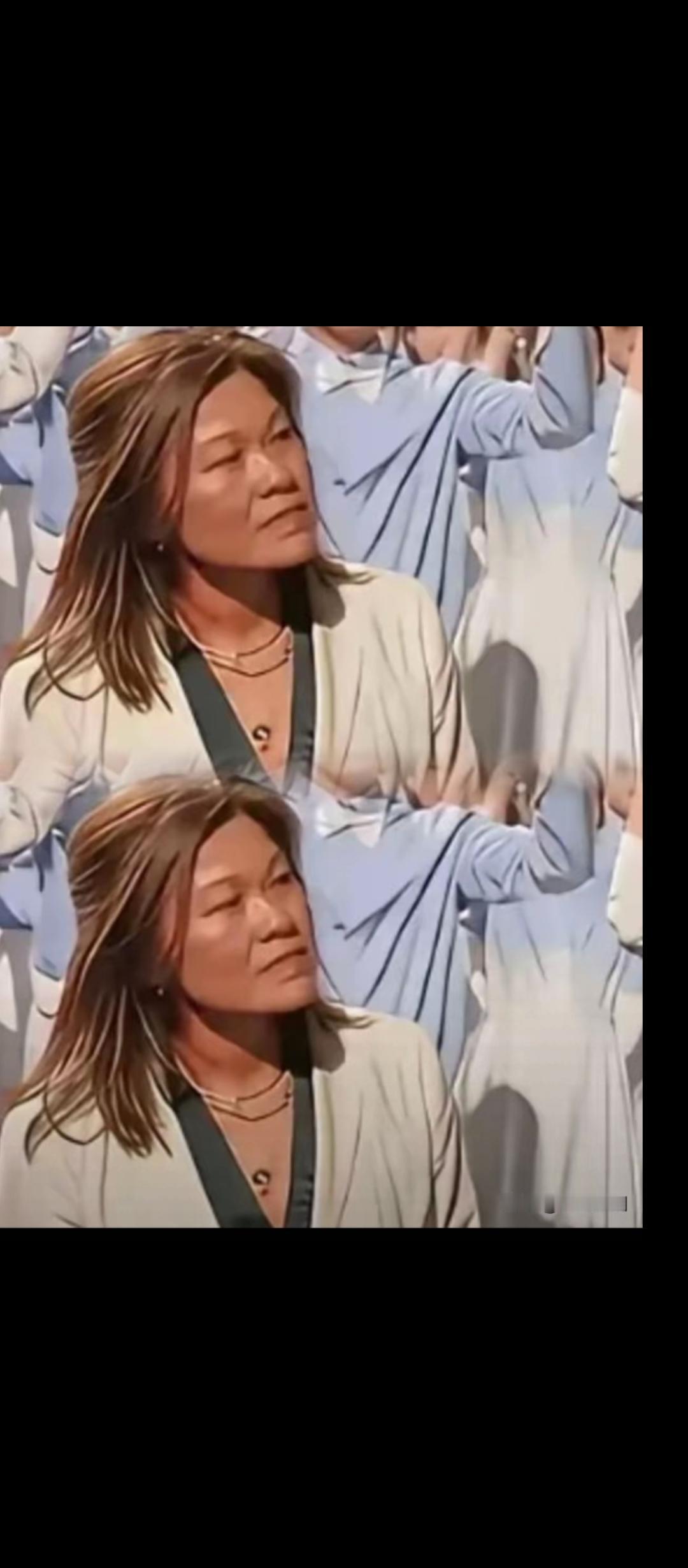 照片上这位女士，一眼就看出，不凡之人！因为她的穿戴，因为她站在特朗普旁，翻译。