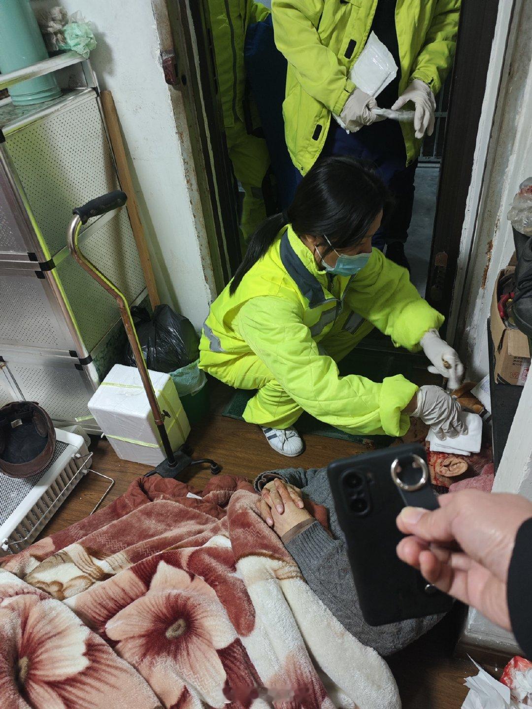 宁波网格员3小时紧急救援独居老人 近日，宁波江北网格员周静君、何孔华，因未收到8