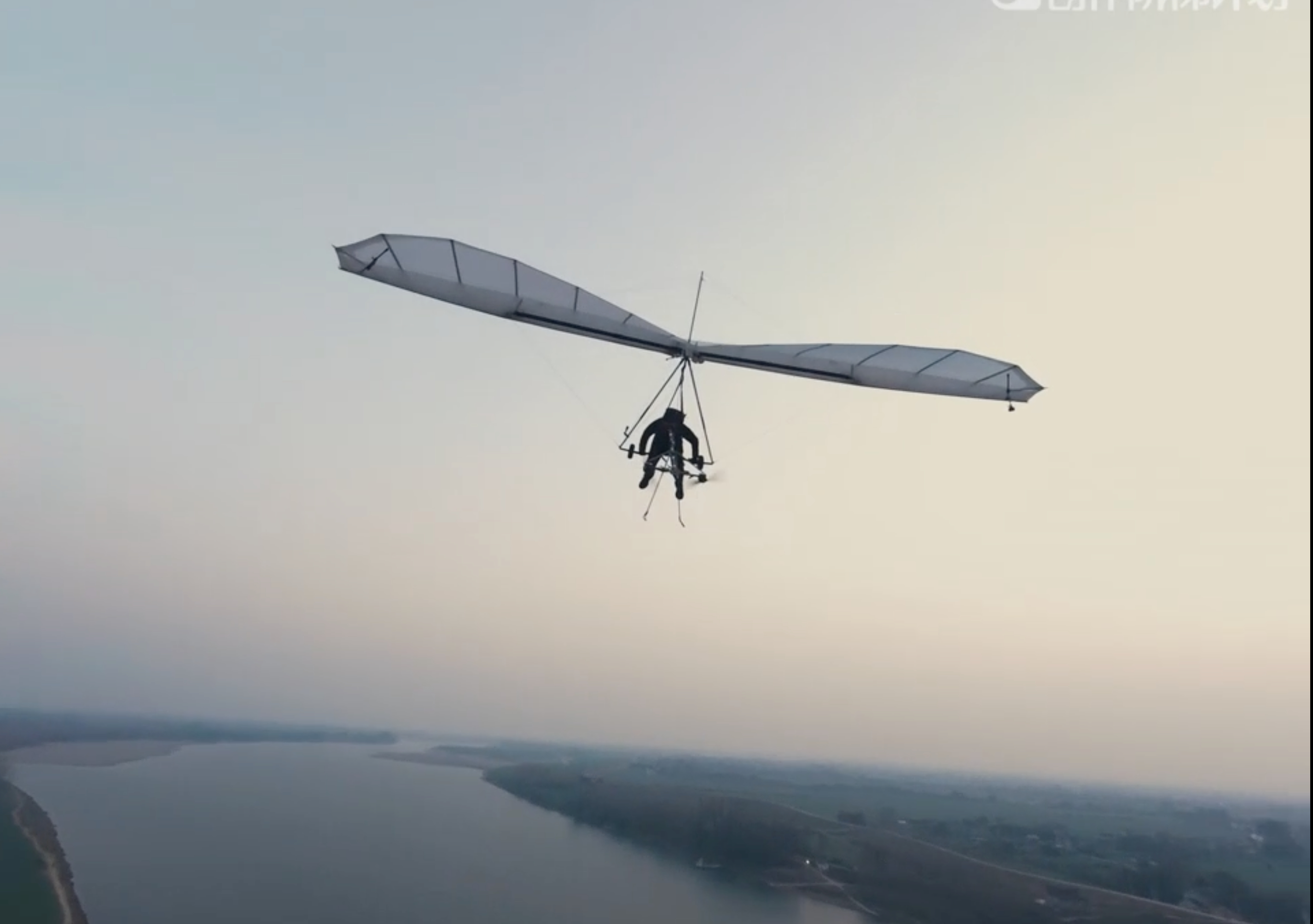 有梦就去实现的感觉真好小时候，我们谁没幻想过飞？拿着纸板做翅膀、踩着风想象自己能