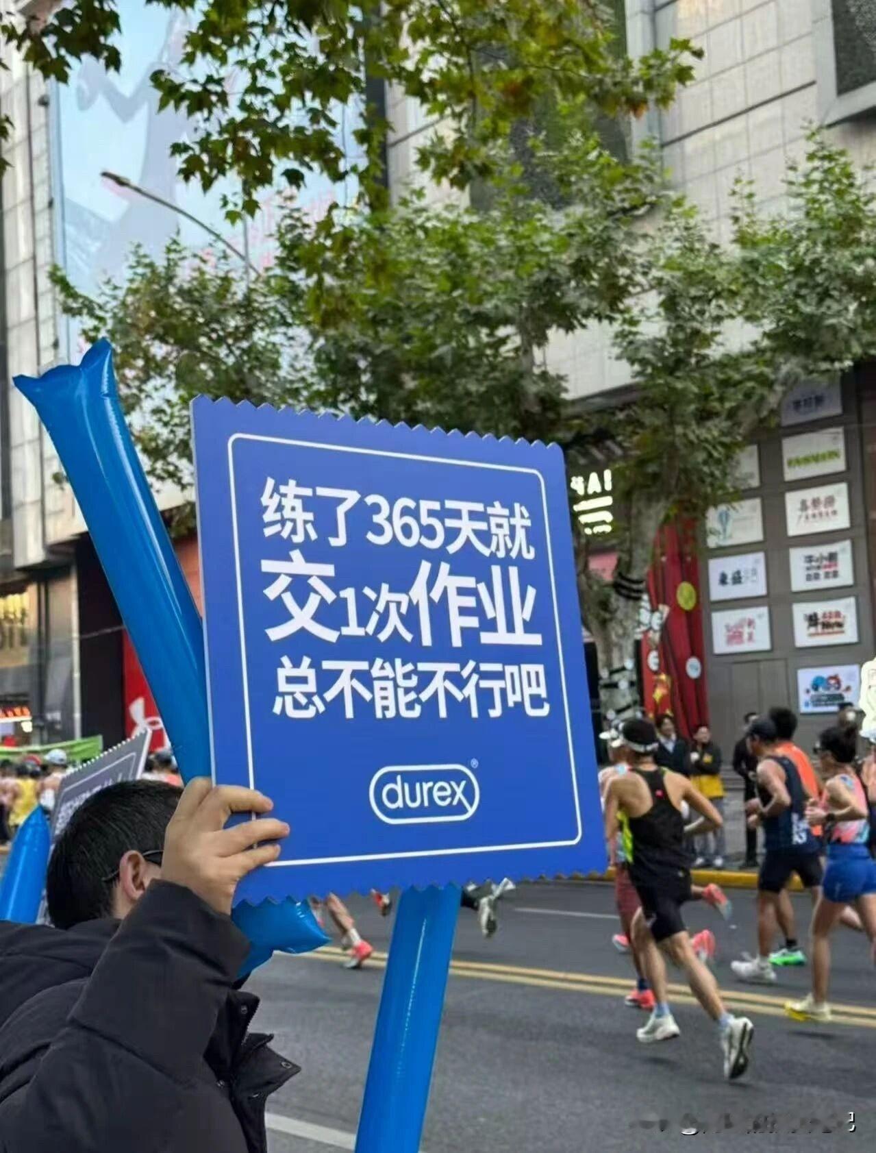 如果见到题材股火就去找题材股，红利股好就去跟踪红利股策略，那么往往就会买到对应策