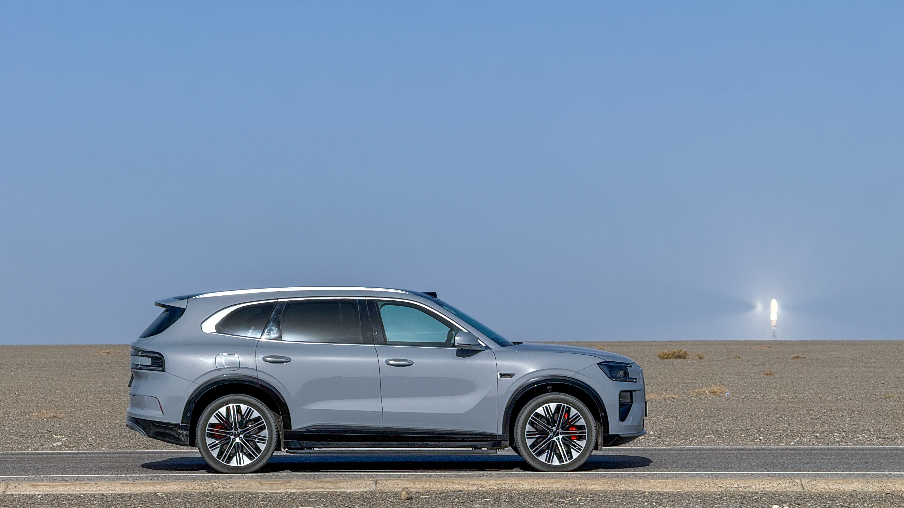 今天有点风沙，但是这座光塔的丁达尔效应显得更加明显了今天最有意思的是，开着极氪8