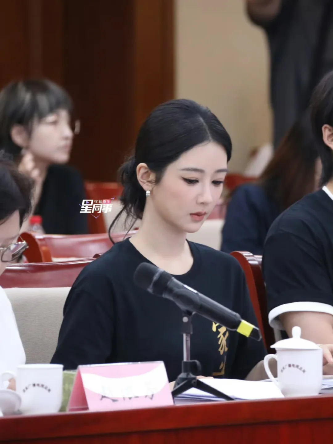 杨紫《家业》座谈会生图，黑T淡妆好温婉