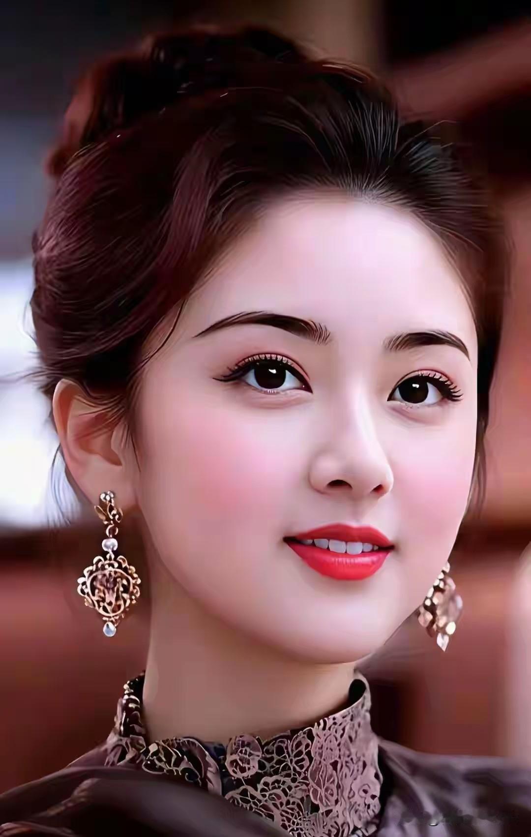 长相思·妆影
 
鬓如云，影如云，
绾向高华一髻春。金环缀玉温。
笑含醇，目含醇