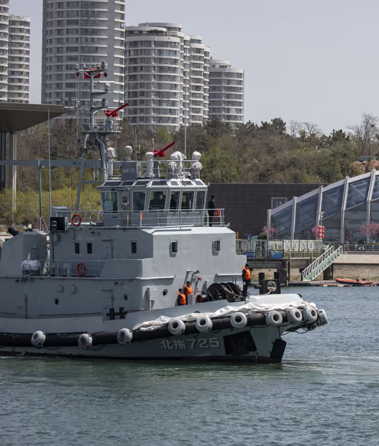 北拖725和北拖737423海军节