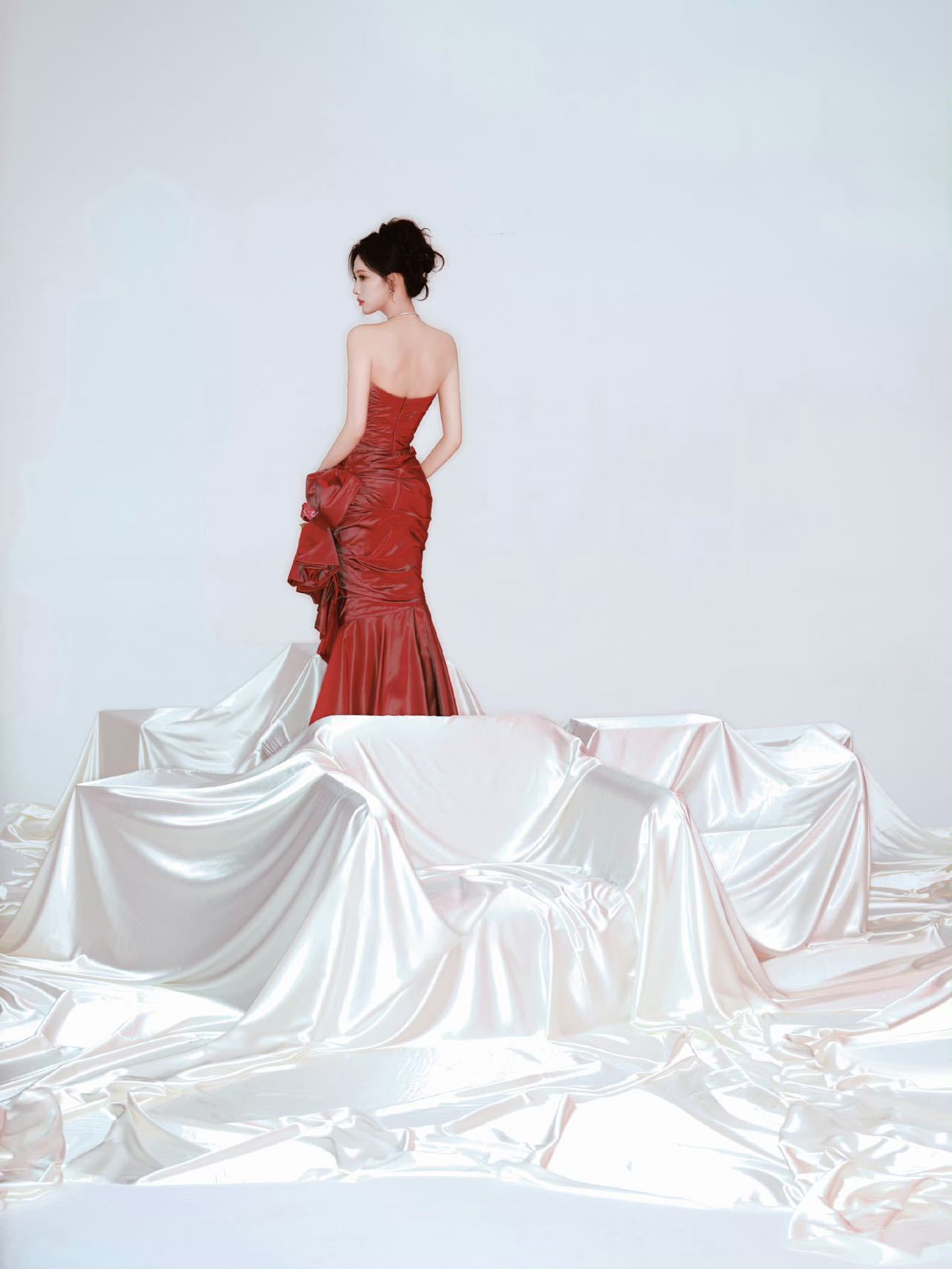 孟子义的身材 孟姐这身红裙造型直接封神！完美展现她的优越身材和绝佳气质，冷白皮在