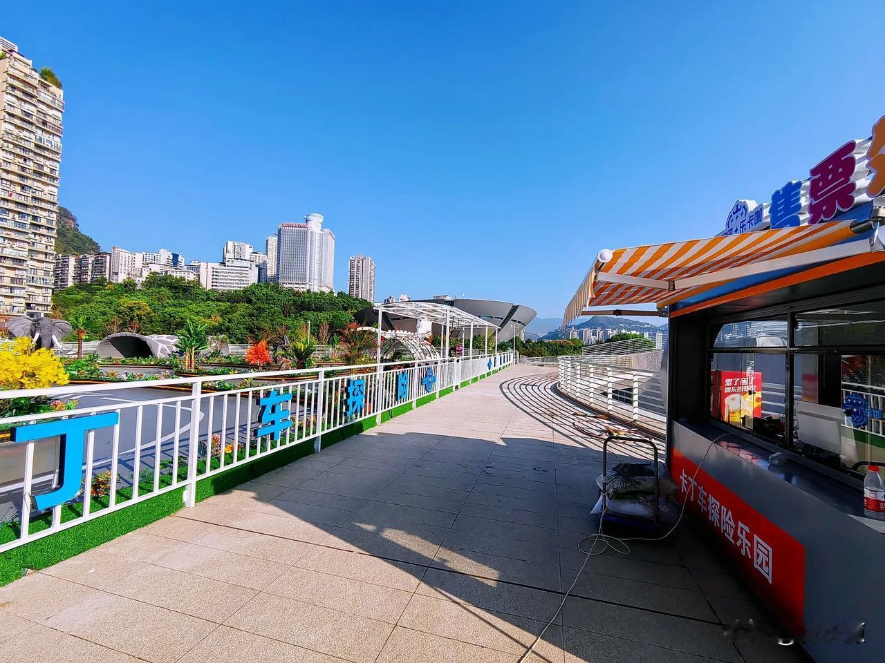 万州区移民广场卡丁车探險乐园建成，亲们与小神兽去卡丁车探險，勇闯侏罗纪吧！