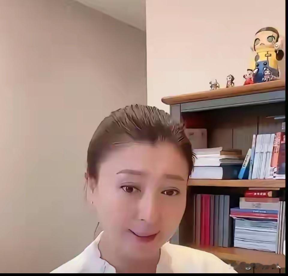 批评闫学晶，这是不分轻重，本末倒置。大家到此为止吧！

我是黑龙江的酸黄瓜，闫老