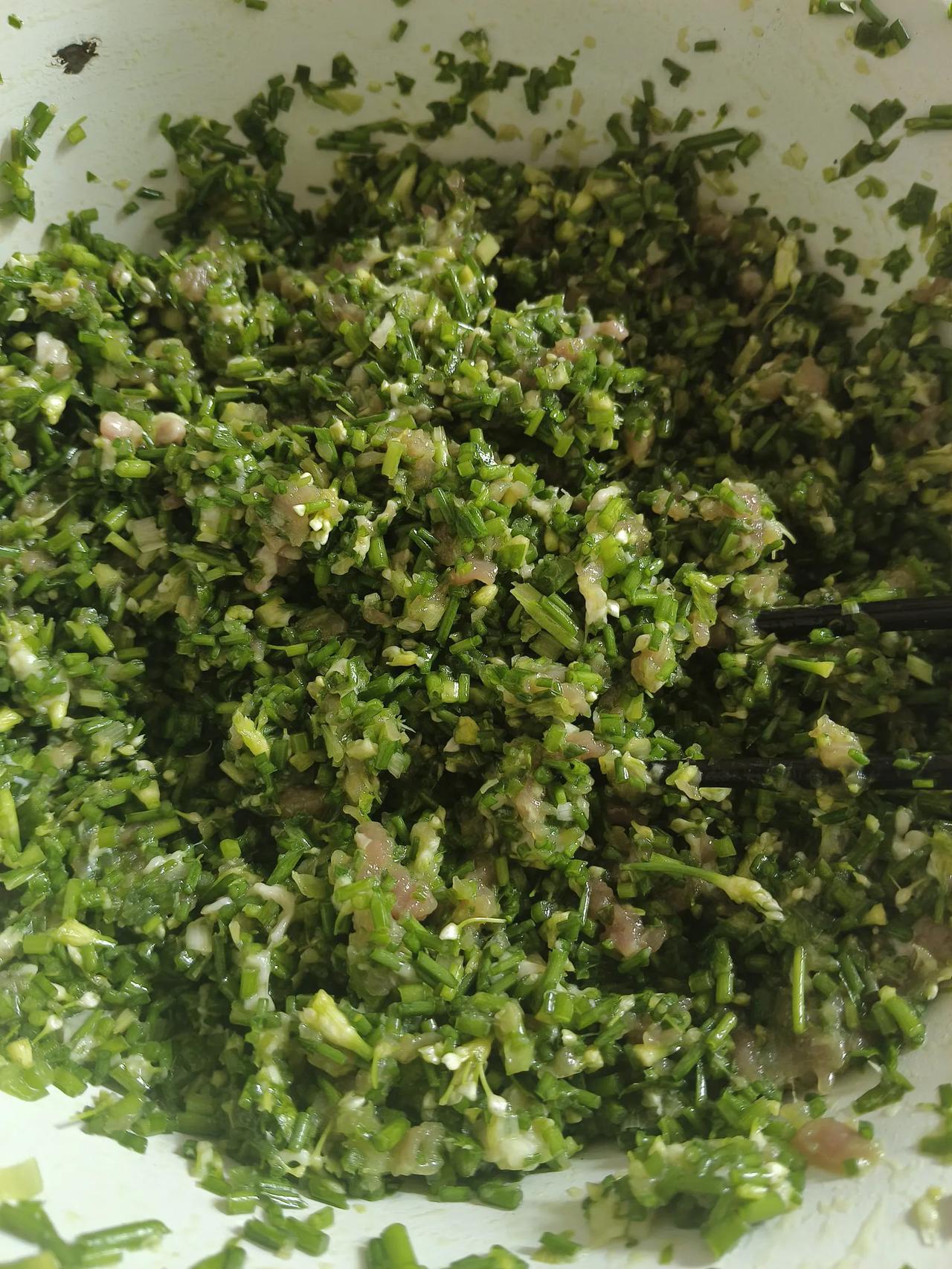 头条友友们，你们谁吃过韭菜苔饺子，今天中午，我包了韭菜苔饺子，感觉太好吃了，味道