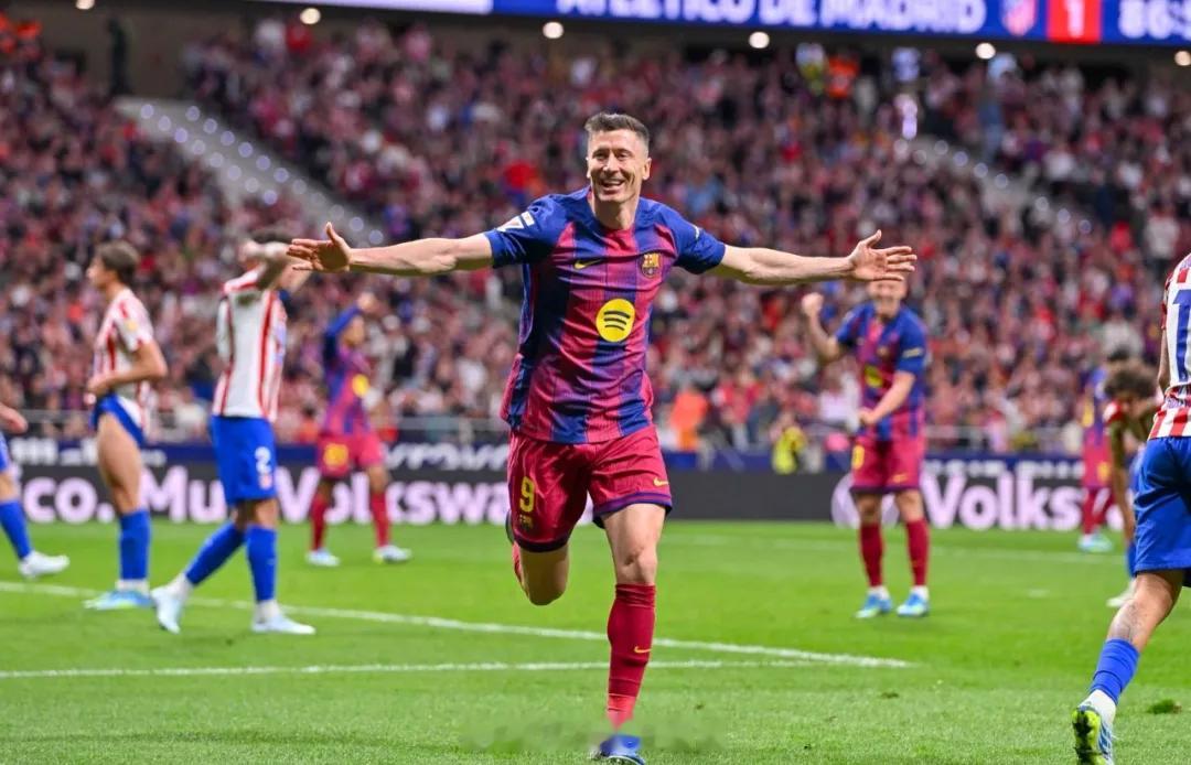 德国天空体育消息，拉波尔塔希望将莱万的合同延长到2027年，目前他们正考虑削减这