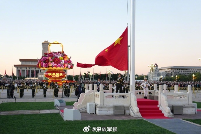 【红旗映京华 激荡爱国心】10月1日清晨，天安门广场。10万余名各界群众满怀激动