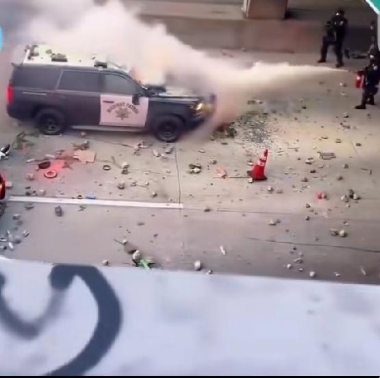 美国国内到处暴乱，扔石头的，打砸抢烧的随处可见，特朗普怎么就不管呢？这个国家已经