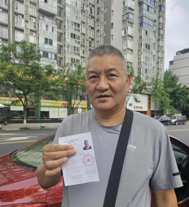2026年高考在即，59岁的四川眉山人士梁实梁先生，将迎来他本人的第30次高考！
