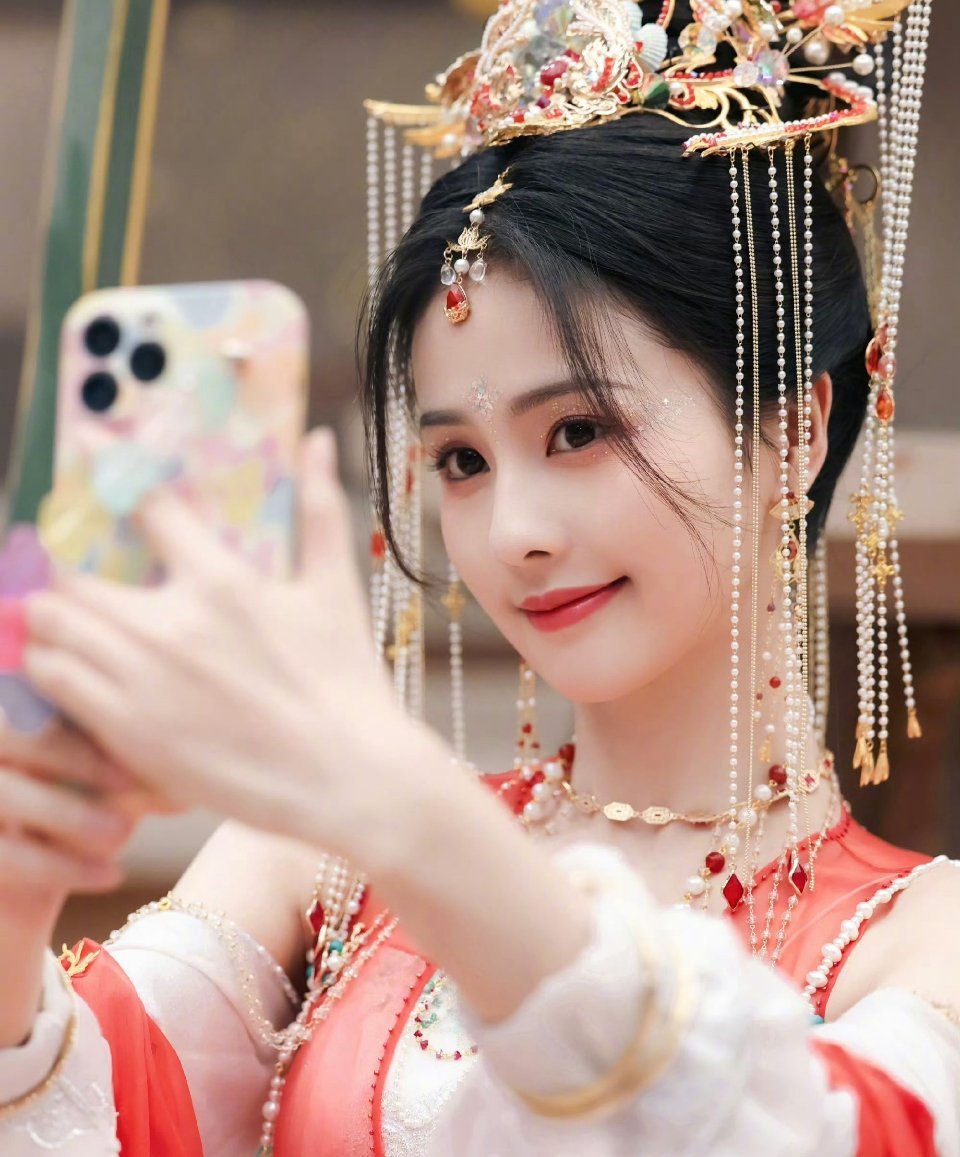 不说别的，白鹿桑酒都是好几年前的角色了，竟然还这么火，还让后面的剧以此为奋斗目标