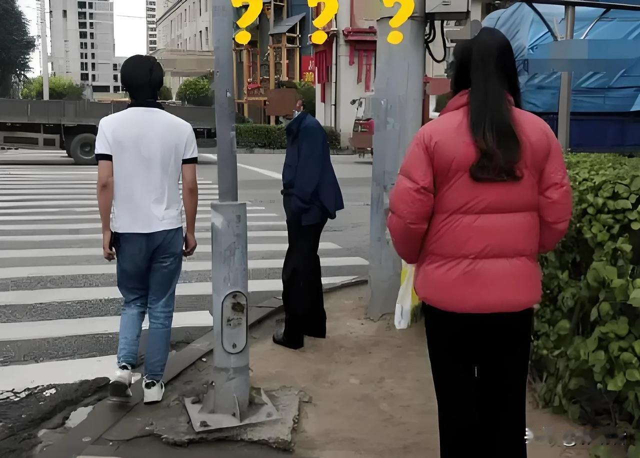 秋风一过，北京就迎来了乱穿衣的季节。
今天北京阴天，气温18─22°，不算高，已