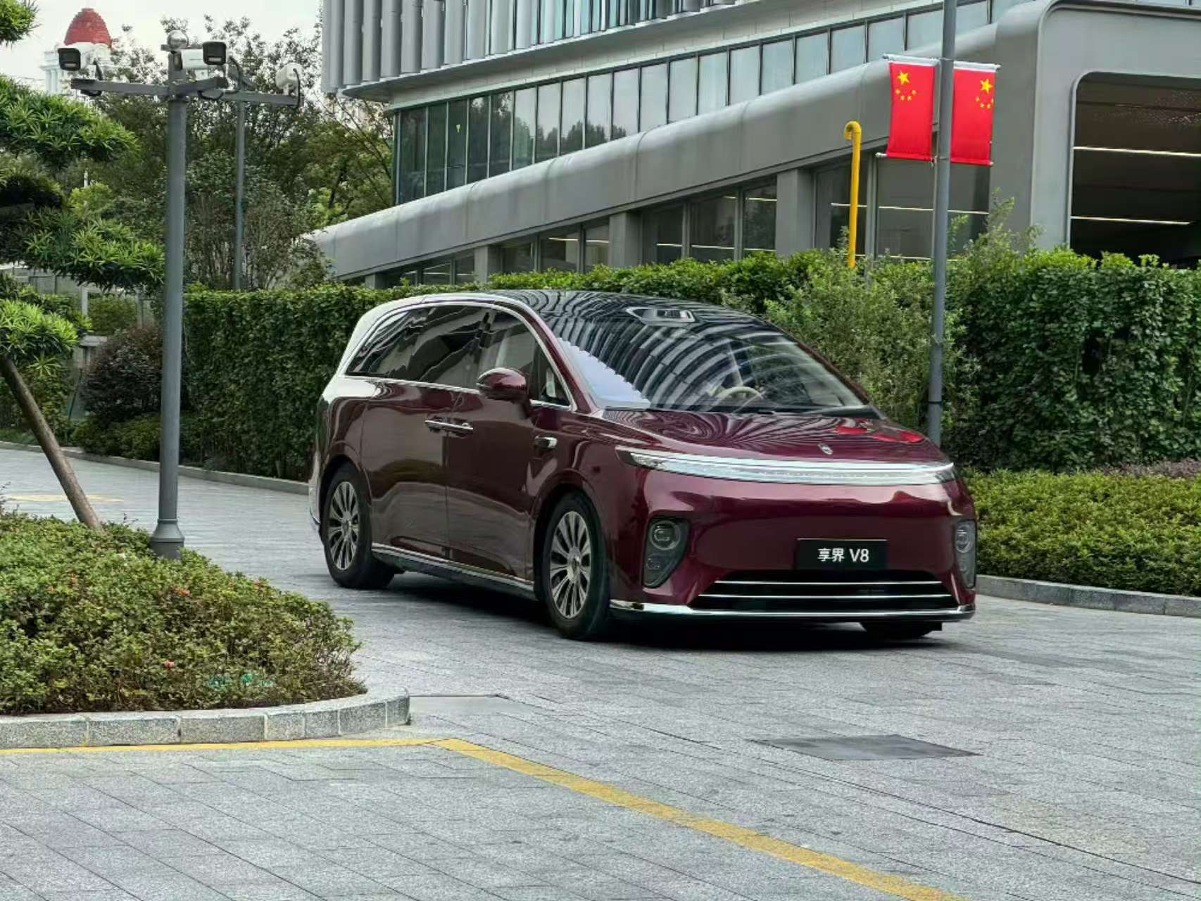 酒红色的享界V8，糟糕了，竟然很吃这台MPV的颜一点不油腻，开出去别人也不会觉得