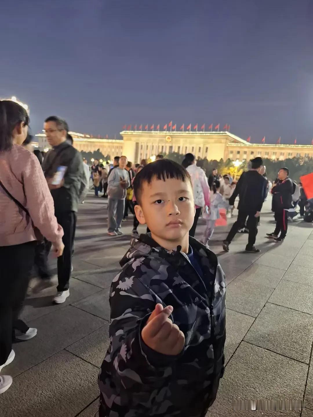 台湾小朋友佳安的心愿，就是来北京，来看天安门，来看五星红旗高高飘扬，此刻的心愿得