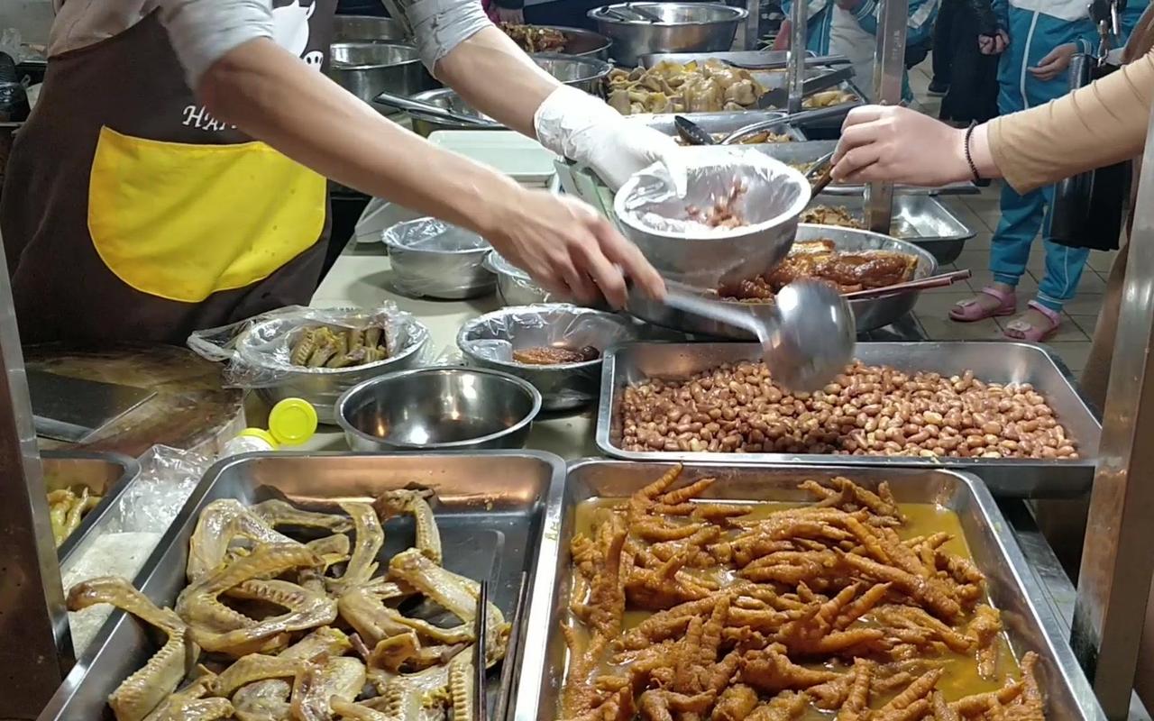 【鸭货三巨头大量门店关闭】
鸭脖比牛肉贵，怎么能不关店。
媒体报道，“鸭货三巨头