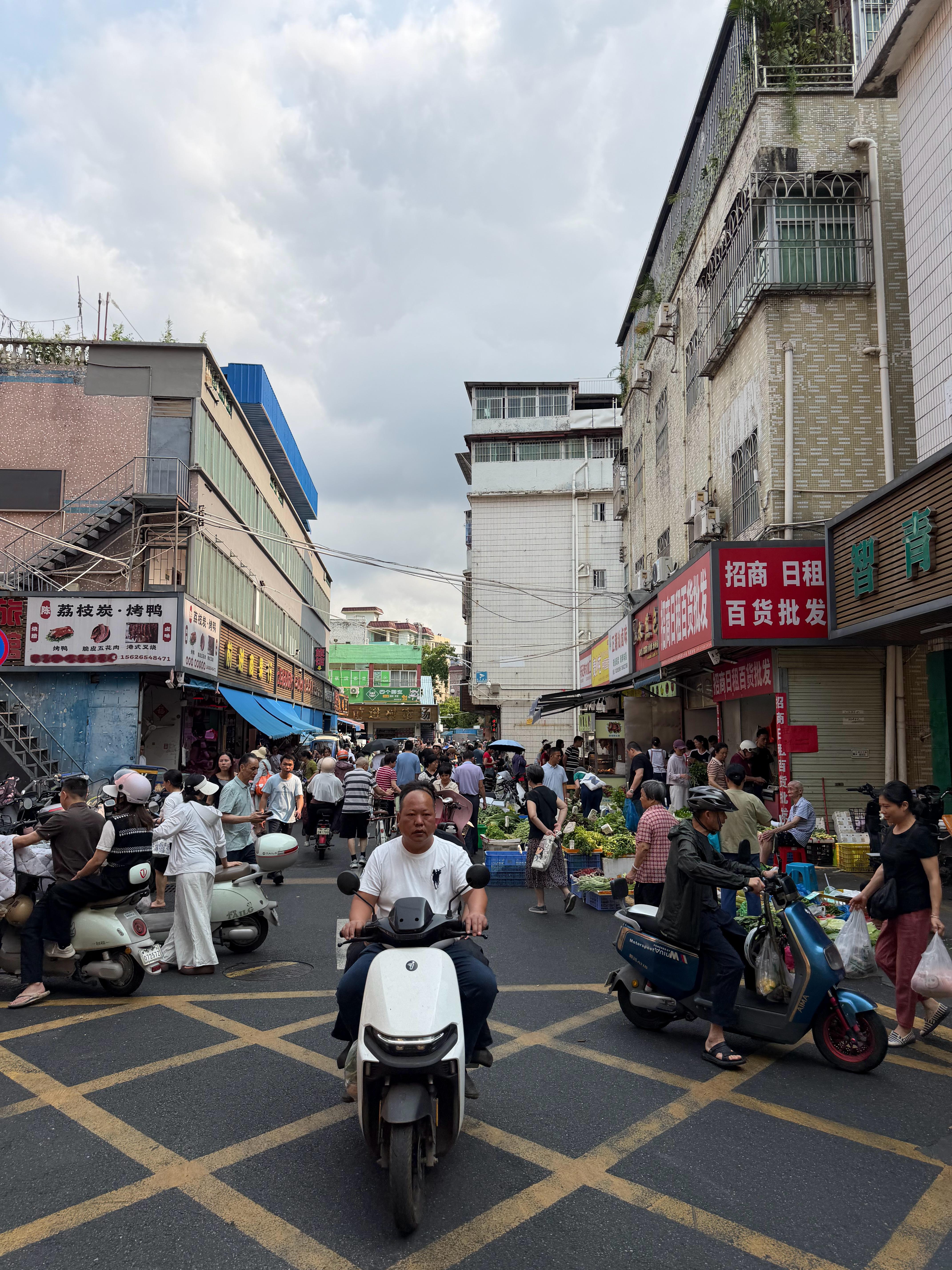 早上好，早起的鸟儿有虫吃早上的城中村菜市场，太接地气了 深圳·前进村市场