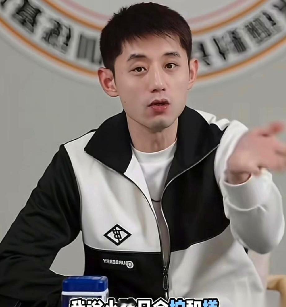 张继科这话，真是毒辣。
说小胖樊振东接球，就两招：拧，和搓。
外行一听，哟，这不