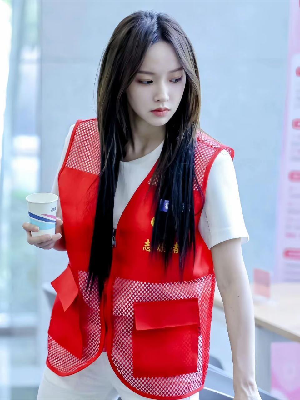 很喜欢程潇身上真实松弛的状态，不刻意立人设，坦然接纳自己，清醒踏实，一步一步按自