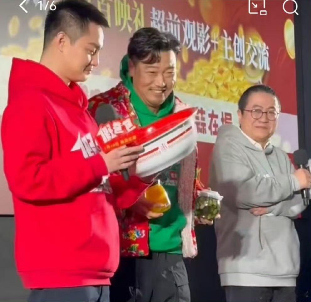 贾冰尹正东北天线宝宝   绝对就是拿捏住我们的笑点了呀，大家在这一次的电影的现场