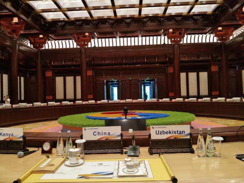 美伊代表团抵达瑞士谈判会场双方代表团成员神色各异，美方代表表情严肃，带着一种既定