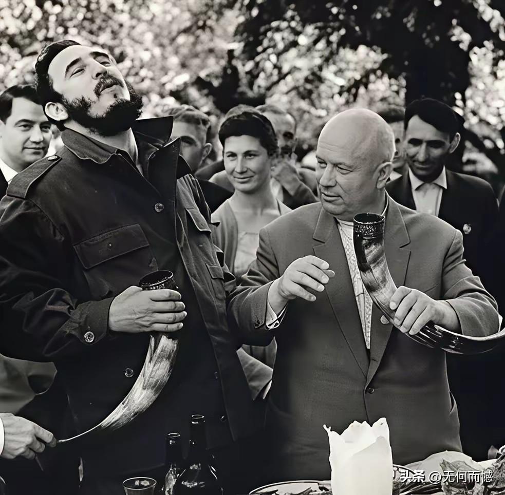 赫鲁晓夫和卡斯特罗用牛角杯喝酒的画面，看起来特别的有意思，发现用这种酒杯喝酒的时