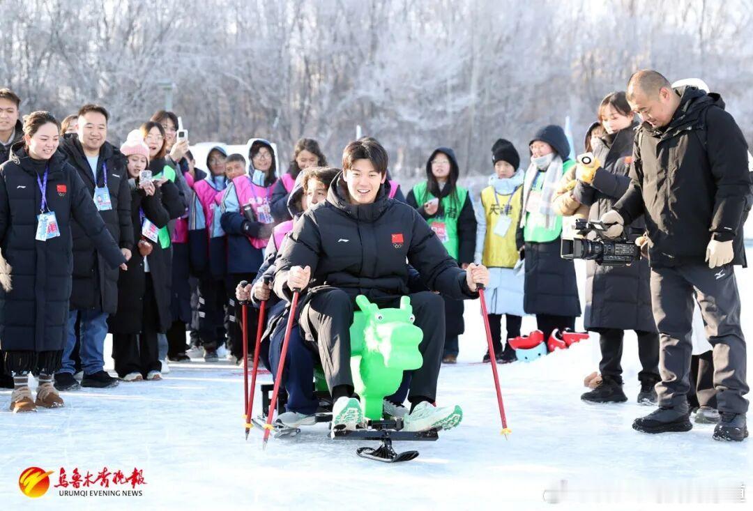 顺流而上 乌鲁木齐这场冰雪盛会，奥运冠军与少年们玩嗨了｜图文节选|乌鲁木齐晚报1
