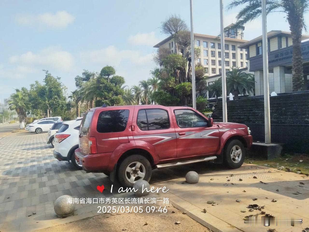 How to study Lei Feng?
Cars are parked r