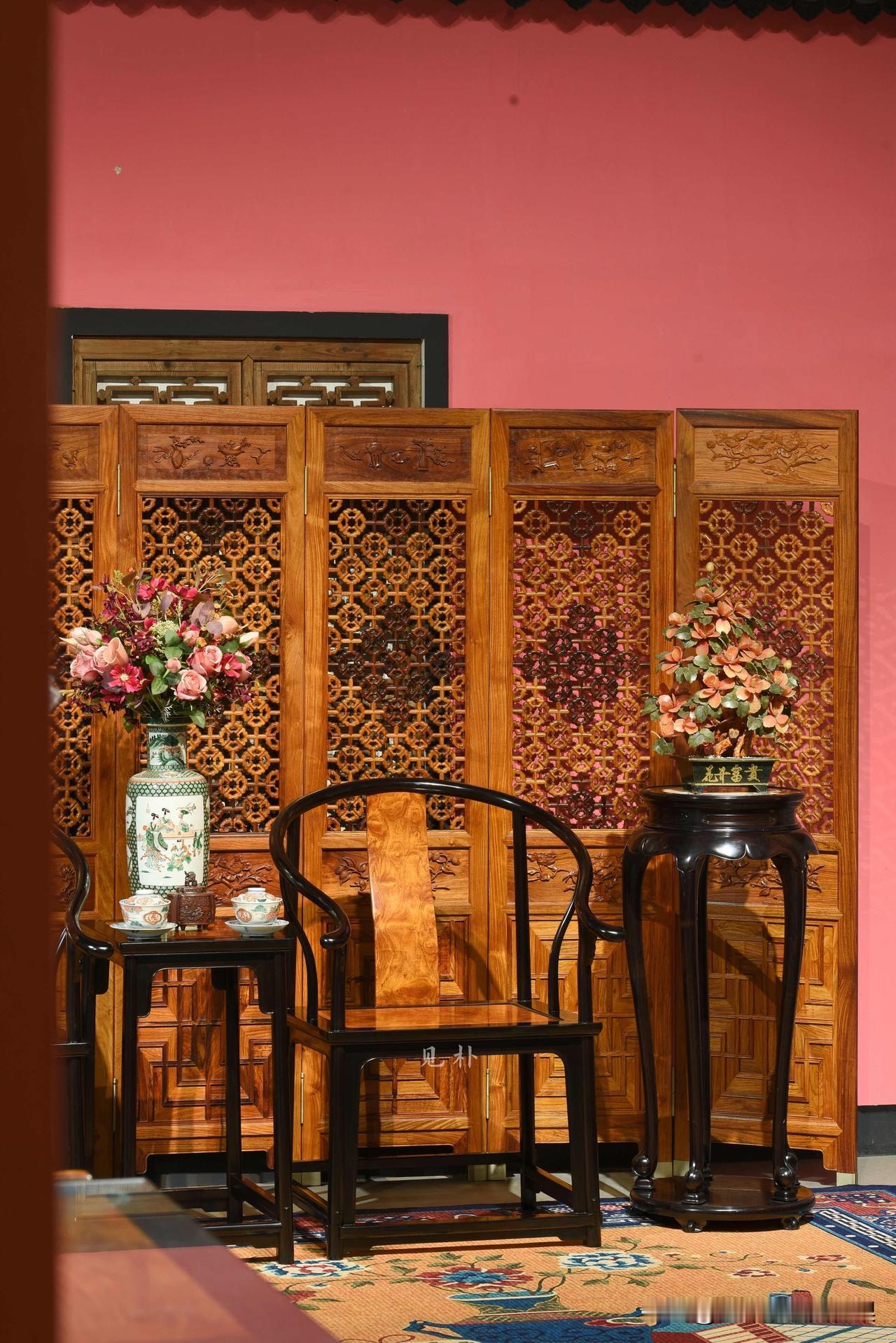 红木撞色天花板｜紫光檀镶缅花满龙胆圈椅
一屏朱墙，半卷东方。
圈椅承古韵，木纹理