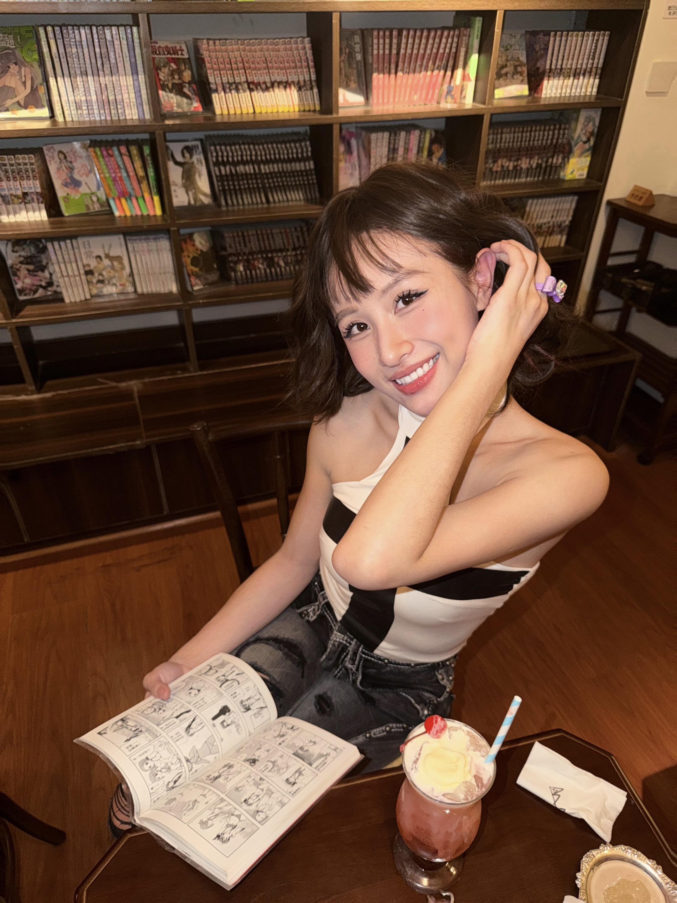 短发女人。