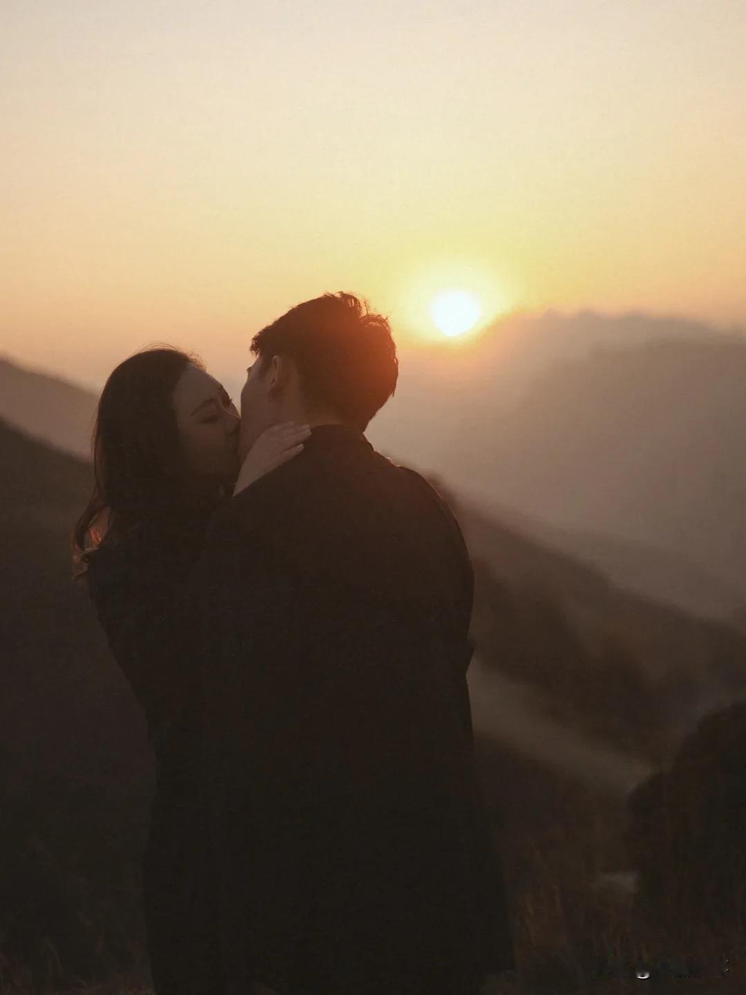 小别，胜新婚？扯蛋
……
老公，在单位值班一个星期了。
他说今晚回来。

晚上6