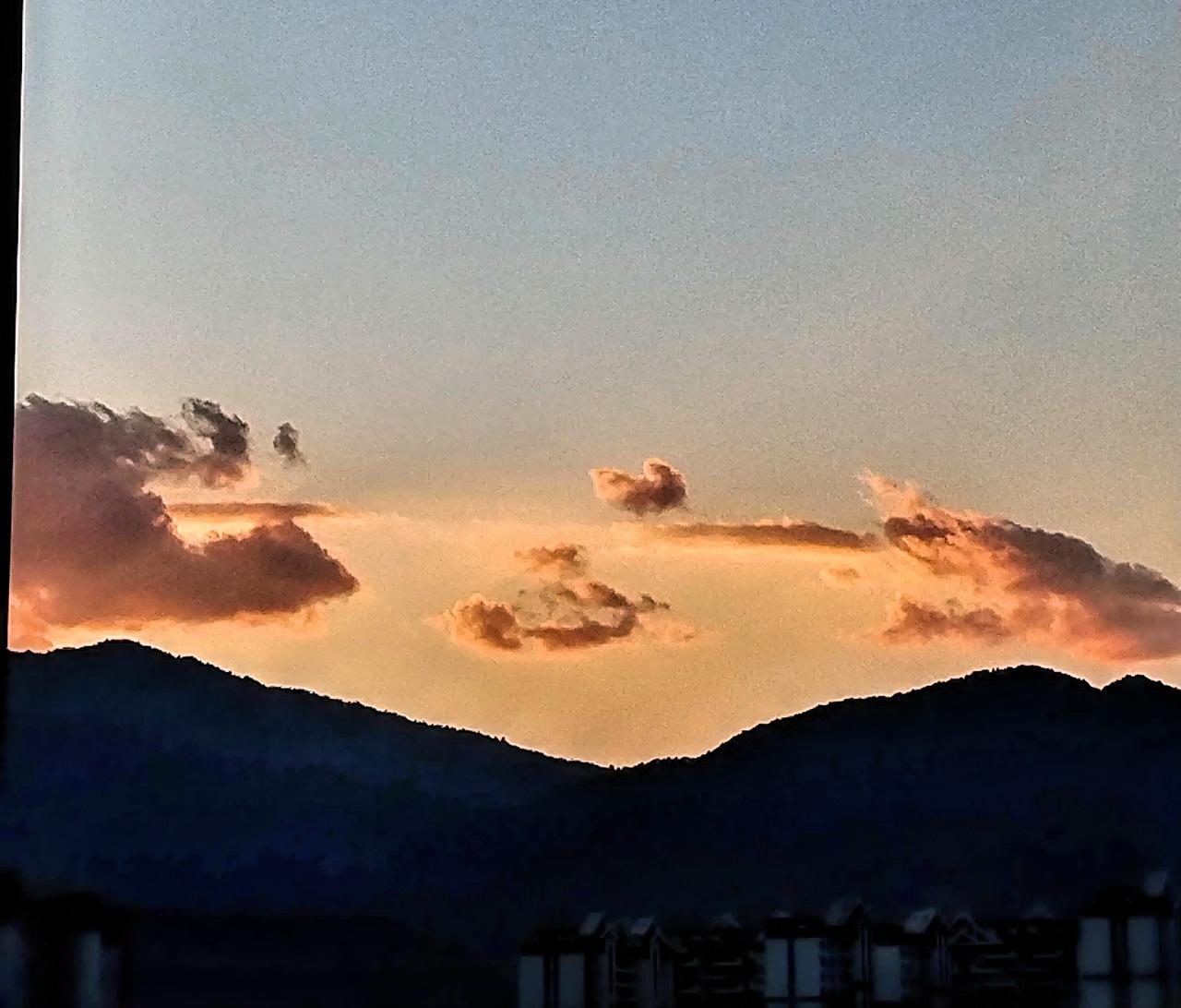 山色空蒙雨，江流宛转长。于这诗意景致中，手机里的夕阳照将这份美定格。余晖倾洒在连