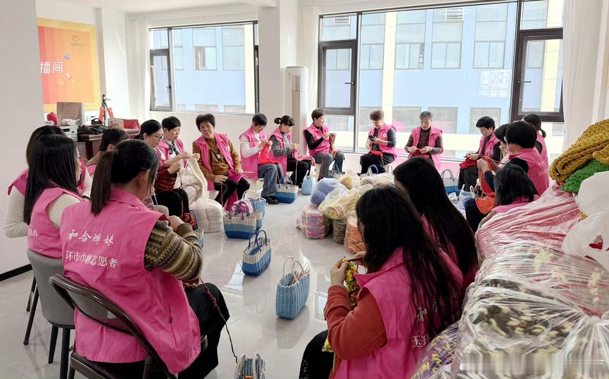 台州玉环爱心围巾连续9年跨山越海送温暖台州玉环白岩村红围巾共富工坊里，20余名巾