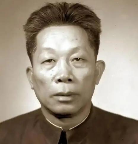 1957年他被撤职，当处分决定送到中央毛主席大怒：他对党是有功的，被撤职的人是谁
