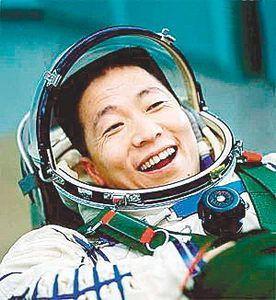 网传杨利伟拿了上亿奖金，真相曝光：他至今都没真正退休。

2003年10月15日